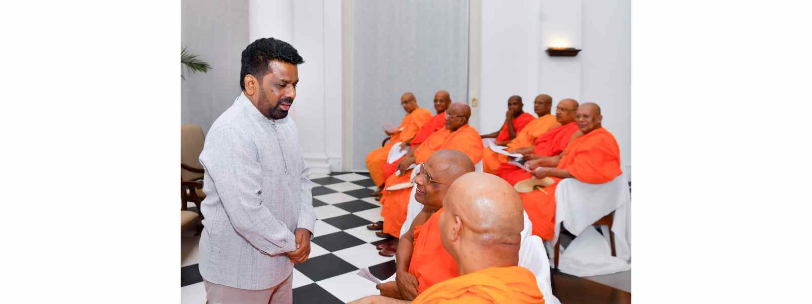 ජනපති මල්වතු - අස්ගිරි අනුනායක හිමිවරු බැහැදකී..